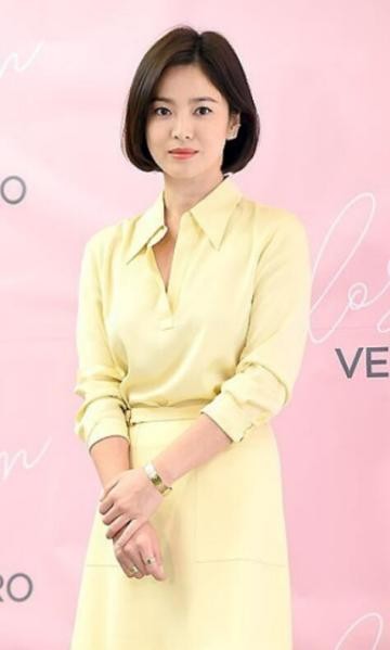 宋慧喬留“大媽短髮”仍清純，穿襯衫短裙氣質佳，40歲也有初戀感