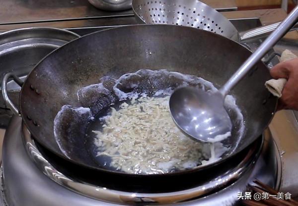 一把金針菇,一塊雞胸肉,廚師長教你做養生湯,清淡少油,味道鮮 一把金針菇,一塊雞胸肉,廚師長教你做養生湯,清淡少油,味道鮮