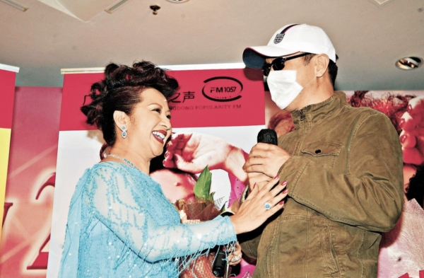 薛家燕笑對被贈言78歲遇真命天子,已有小17歲男友,兩人感情穩定 薛家燕笑對被贈言78歲遇真命天子,已有小17歲男友,兩人感情穩定