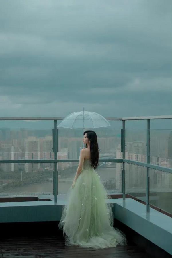 景甜身穿薄荷紗裙在雨中，撐傘氛圍感滿分，雨中漫步的小仙女