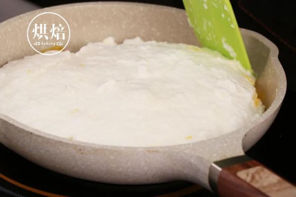 用平底鍋煎了個蛋糕 播放量一不小心上了千萬 軟軟呼呼像雲朵