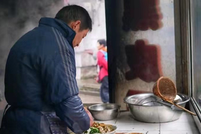 江蘇大叔賣“靈魂面”，40元1碗還限量，邊做邊和食材交流