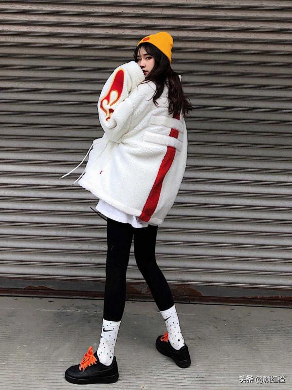 秋冬必備的衣服單品，羊毛羔外套搭配牛仔褲，不僅保暖還時尚