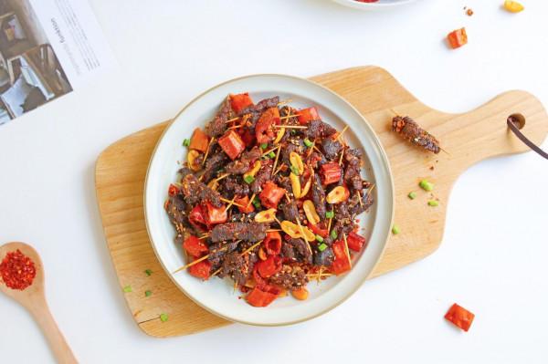 牙籤肉的配料，按照這樣去做，酥香爽口，端上桌就搶沒了