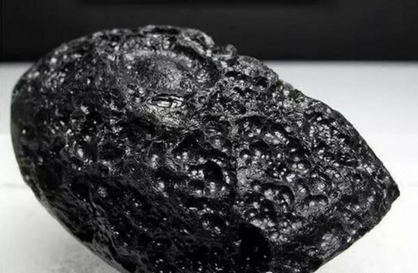 3億年前的&OpenCurlyDoubleQuote;螺絲&rdquo;鑲嵌在石塊中，就此揭開一個史前的巔峰時代