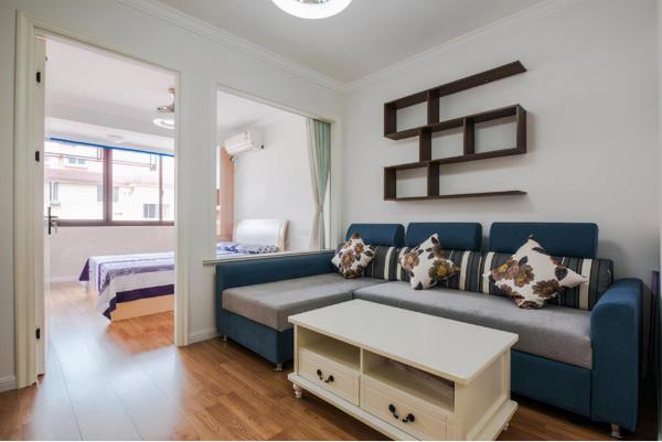 客廳採用大量的白色，使空間更開闊，臥室也採用白色