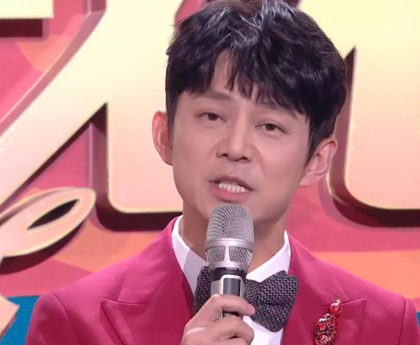 湖南春晚狀況多：何炅屢次口誤，劉謙被疑整容，劉宇寧太高擋鏡頭