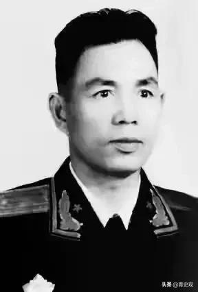 他生於河北，15歲剛參軍就是連級幹部，曾救助開國上將的女兒