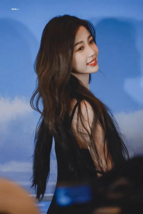 又甜又辣的虞書欣，這套絕美吊帶超顯身材造型，今年可以成神啦