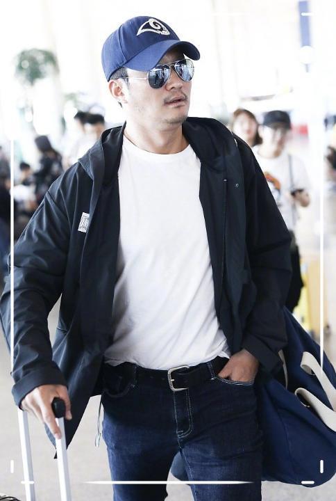 “百億影帝”吳京真低調，獨自走機場無助理保鏢，張譯同行顯樸素