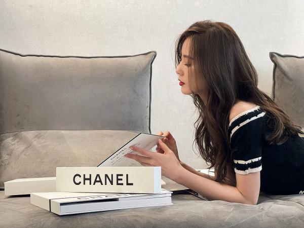 劉詩詩黑色修身禮服小露香肩 波浪捲髮映襯精緻眉眼氣質超然