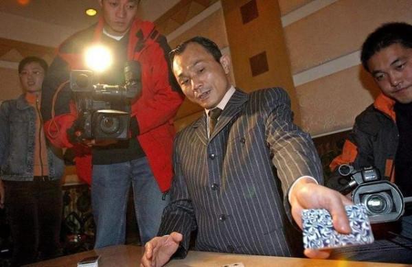 賭王堯建雲：出老千一夜贏600萬，被砍雙腿時，才想起師父那句話