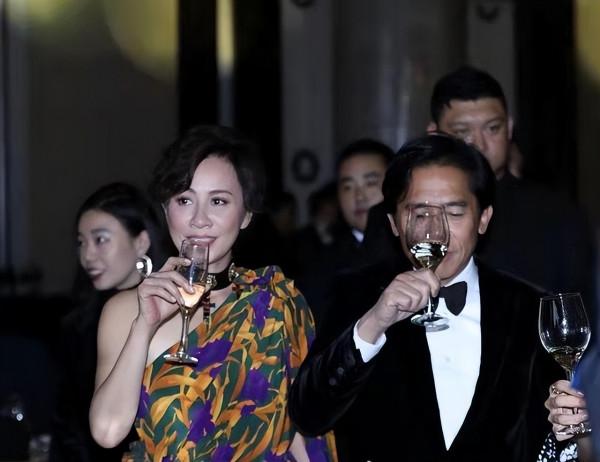 劉嘉玲不愧是“社牛”！穿花裙霸氣走紅毯，梁朝偉緊張拽衣角