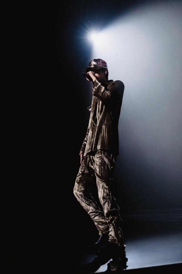 蔡徐坤穿緞金色絲絨套裝參加臘八晚會彩排，光影交匯間彰顯舞臺質感