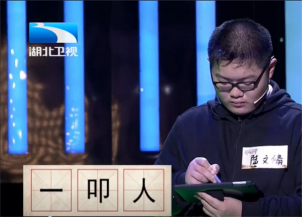 丈夫病逝後，農村媽媽打工擺攤養育三胞胎，仨兒子一個比一個爭氣