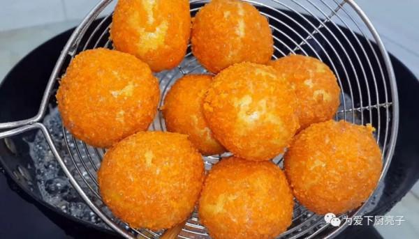 自制南瓜丸子的做法，鍋裡一炸，出鍋不發硬不吸油，全家都搶著吃