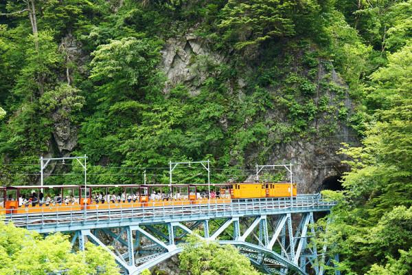 愉快的獨自溫泉｜乘坐小火車前往的秘境溫泉“富山縣名劍溫泉”