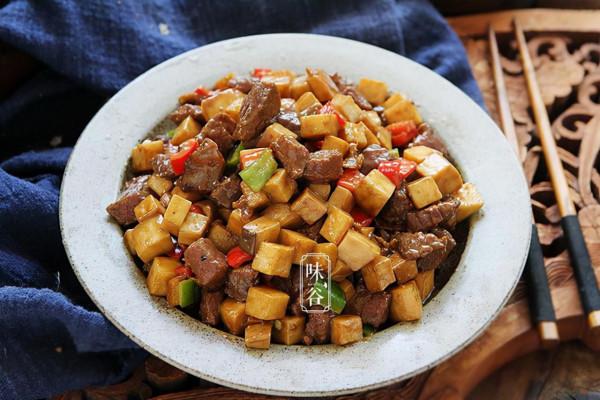 深秋，少吃豬肉多吃這肉，上鍋一炒，滑嫩又入味，孩子長個很需要