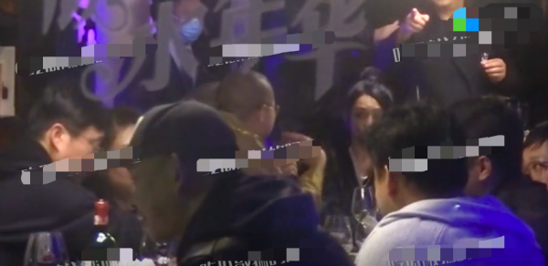 眾星現身烏鎮聚會,何炅當場喝醉抱著周迅痛哭,黃磊忙在一旁安慰 眾星現身烏鎮聚會,何炅當場喝醉抱著周迅痛哭,黃磊忙在一旁安慰