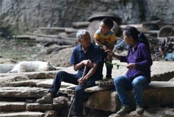 貴州一家五代人隱居山洞100年,給錢也不搬,如今已裝網路和家電 貴州一家五代人隱居山洞100年,給錢也不搬,如今已裝網路和家電