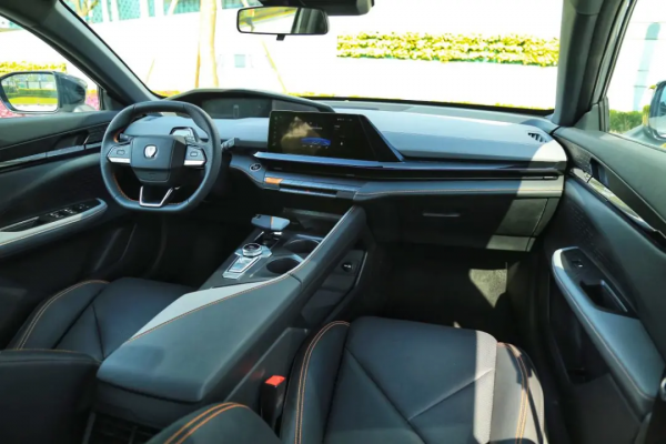 大尾翼+真排氣，年輕人專屬的運動家轎，10萬出頭就能買