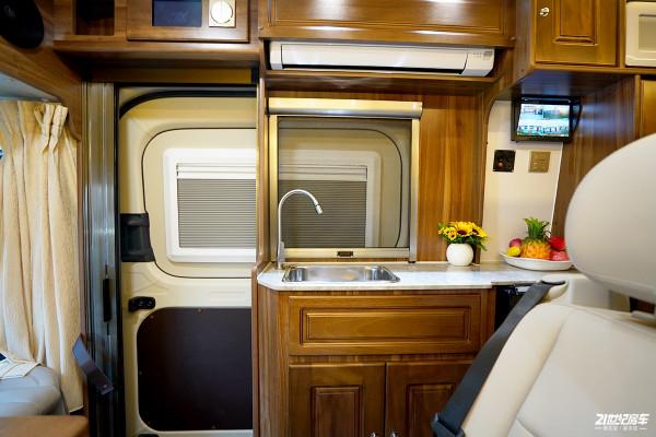 48V電路+實木傢俱板材，車裡還自帶茶具，魯道爾兩款車型可以選擇