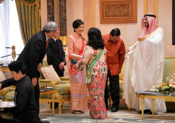 54歲英拉穿粉衣扮嫩,同框比美贏小24歲不丹王后,哥哥始終守護她 54歲英拉穿粉衣扮嫩,同框比美贏小24歲不丹王后,哥哥始終守護她