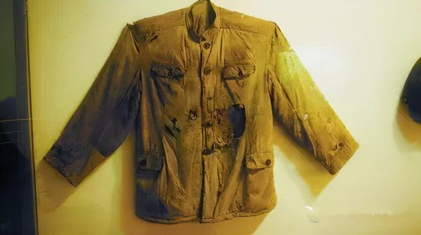 揹著黃繼光遺體下戰場！羅西成回憶：胸部、肚皮基本都被炸沒了