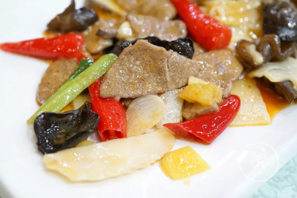 川菜最最基礎的回鍋肉，我找到一家館子炒得很好吃