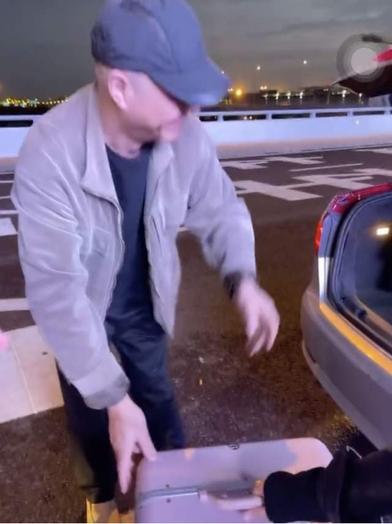 64歲老戲骨上海開出租車,被認出後親切問好,幫忙搬行李很親和 64歲老戲骨上海開出租車,被認出後親切問好,幫忙搬行李很親和
