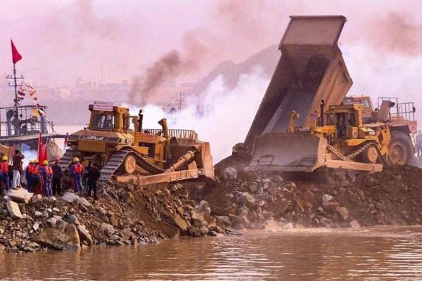 開啟全部閘門，放光三峽水庫裡的水，需要多長時間？