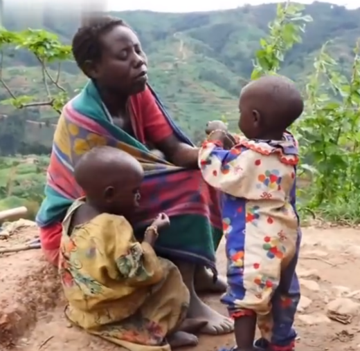 真實故事:非洲盧安達6歲男孩,野菜充飢汙水止渴,殘垣斷壁為家 真實故事:非洲盧安達6歲男孩,野菜充飢汙水止渴,殘垣斷壁為家