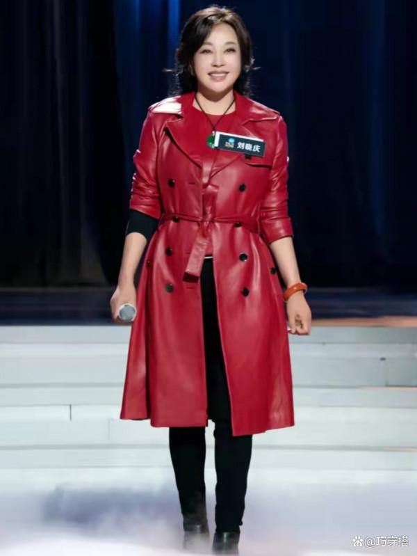 70歲劉曉慶真富態！寬鬆大衣難掩發福腰，陽綠翡翠大吊墜真惹眼