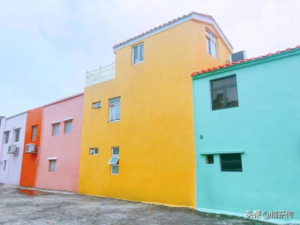 聖方濟各聖堂的旁邊，還存在一排五顏六色的房子