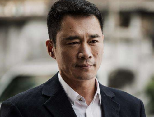 “武松”丁海峰，娶普通妻子相愛30年，兒女雙全惹人羨