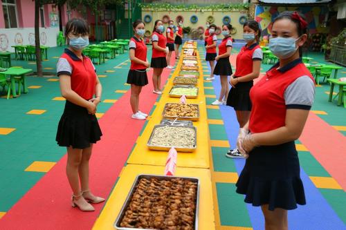 芝士焗龍蝦、檸香三文魚、海參小米粥，你敢相信這是家幼兒園伙食