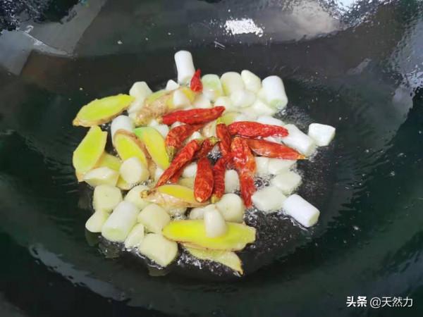 炒雞簡單又好吃的正確做法，不柴不腥，雞肉滑嫩入味，超下飯