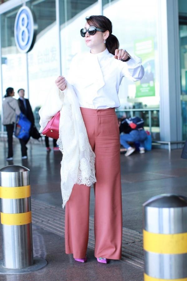 43歲秦海璐太懂氣質穿搭，白襯衫配闊腿褲高階有氣質，40歲要學學