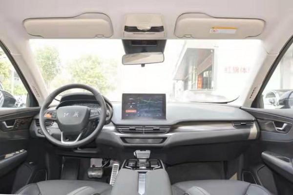 紅旗E-QM5，外觀年輕運動，空間寬敞配置討喜，純電續航里程431km