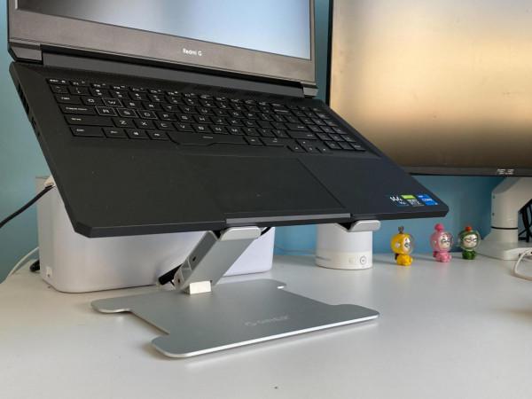 打造清爽的膝上型電腦桌面，只需用幾個小物件