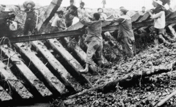 中美朝鮮大戰,麥克阿瑟要炸燬鴨綠江大橋,美國總統連忙反對 中美朝鮮大戰,麥克阿瑟要炸燬鴨綠江大橋,美國總統連忙反對