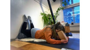 牆面上的陰瑜伽