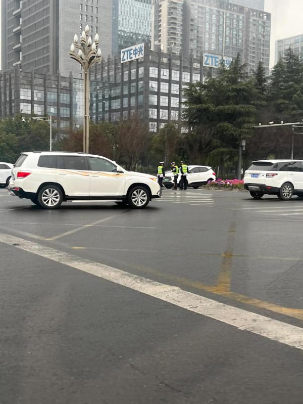 天府大道好多交警