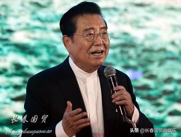 82歲李雙江滿面紅光現身商演,舞臺上演唱十分賣力 82歲李雙江滿面紅光現身商演,舞臺上演唱十分賣力