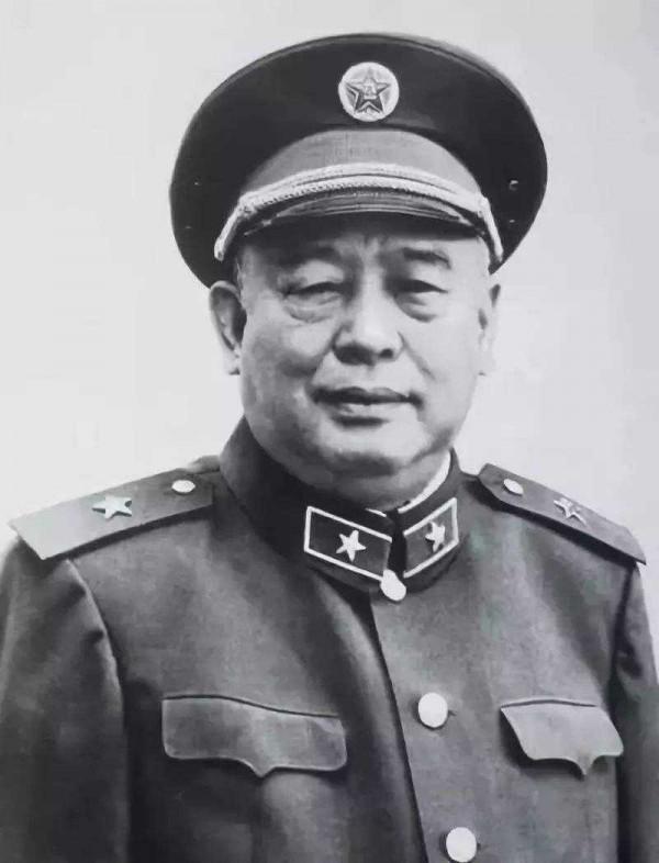 他在長征中失去一臂，開國被授予中將，後來官至副國級，兒子少將