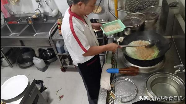 中秋佳節大廚分享一道農家美食，蘿蔔絲粉條炒饊子，桌桌必點