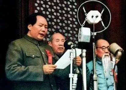 49年開國大典前夜,兩名日本人在天安門前,為何看到毛主席就跑? 49年開國大典前夜,兩名日本人在天安門前,為何看到毛主席就跑?