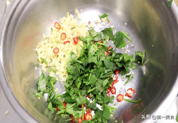 涼拌青椒這樣做真好吃，不放油不切片，直接整隻拌，香辣開胃