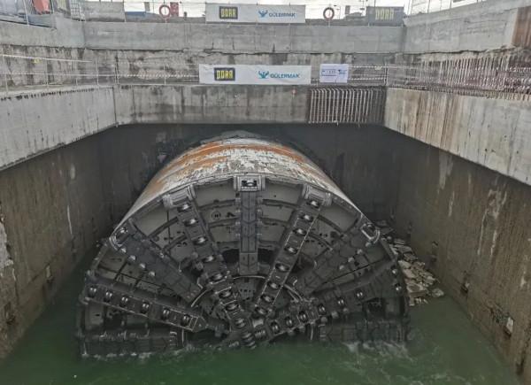 貫通之際，波蘭總統登上中國產盾構機