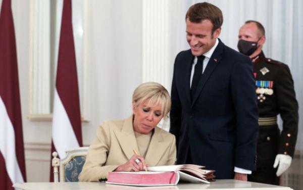 馬克龍有多放不下布麗吉特?每90分鐘通一次電話,在外寸步不離 馬克龍有多放不下布麗吉特?每90分鐘通一次電話,在外寸步不離